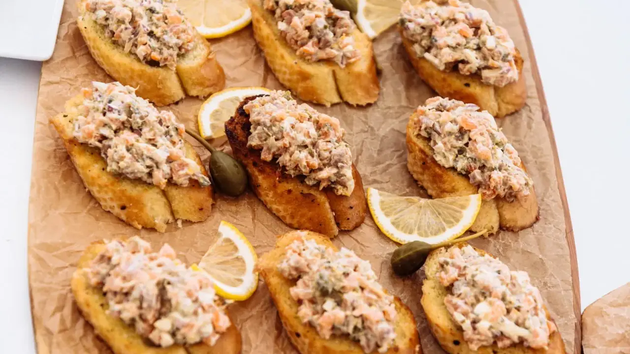 Bruschettas garnies de rillettes de sardines, câpres et quartiers de citron. Un délice pour l'apéritif.
