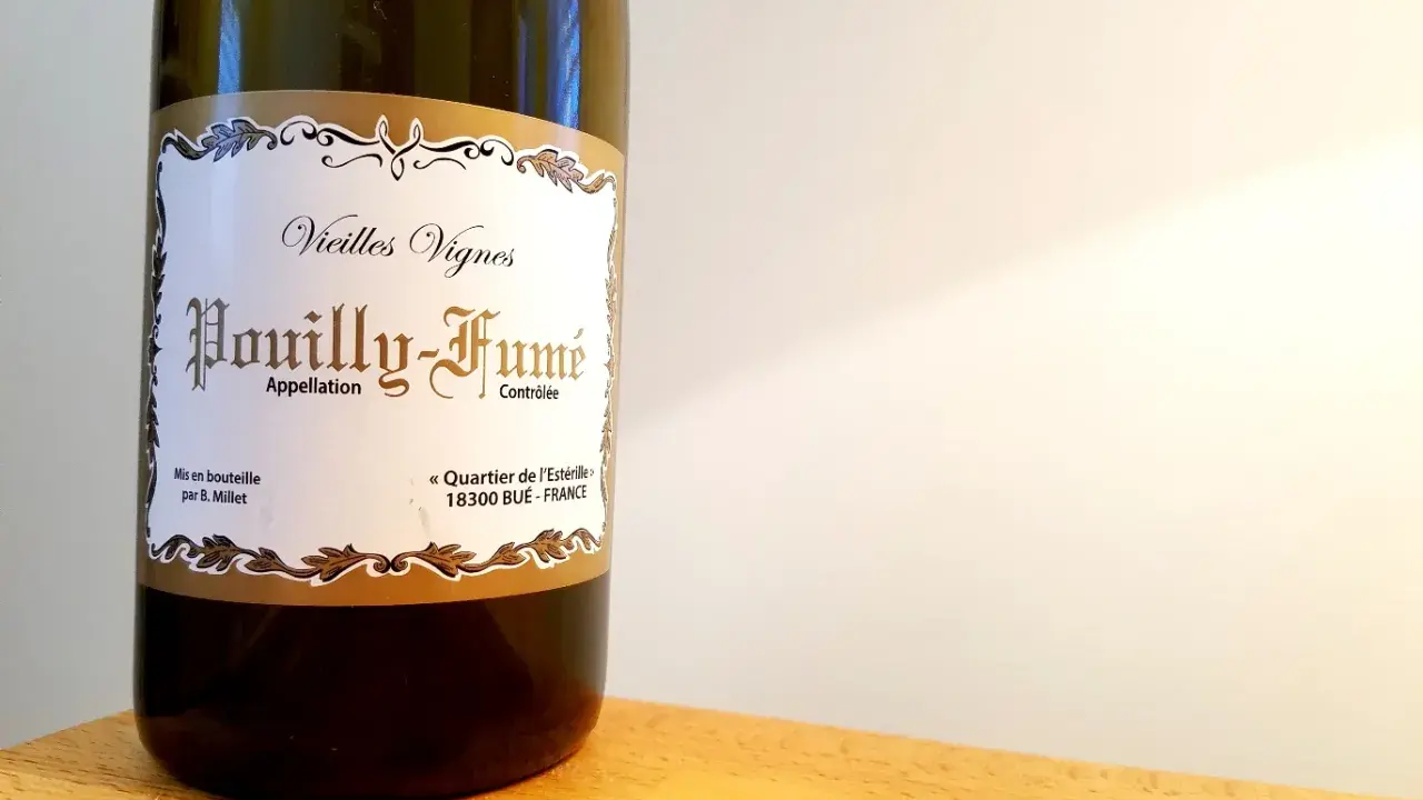 Bouteille de vin blanc "Pouilly-Fumé" de la région de la Loire, millésime "Vieilles Vignes", mis en bouteille par B. Millet.