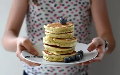 Pile de pancakes moelleux, parfaits pour une recette facile et gourmande, décorés de myrtilles fraîches.