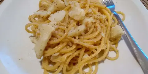Spaghetti avec chou-fleur, une recette italienne simple et savoureuse. Les pâtes sont mélangées à des morceaux de chou-fleur tendres et assaisonnées.