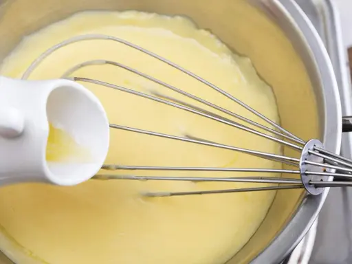 Préparation d'une sauce hollandaise sans beurre, une touche légère et onctueuse pour vos plats.