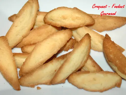 Une pile de biscuits dorés, croquants et fondants, comme des petites pâtes de loup gourmandes.