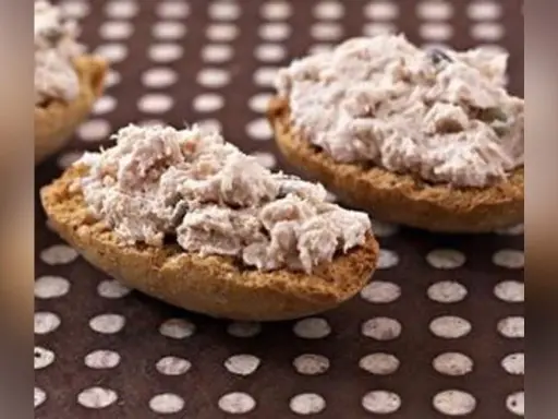 Petits toasts garnis de rillettes de maquereau, parfaits pour un apéritif savoureux.