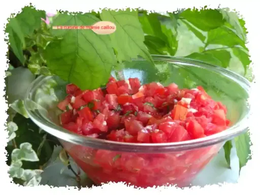 Salade tomate basilic fraîchement préparée, prête à être dégustée. Un délice simple et savoureux.