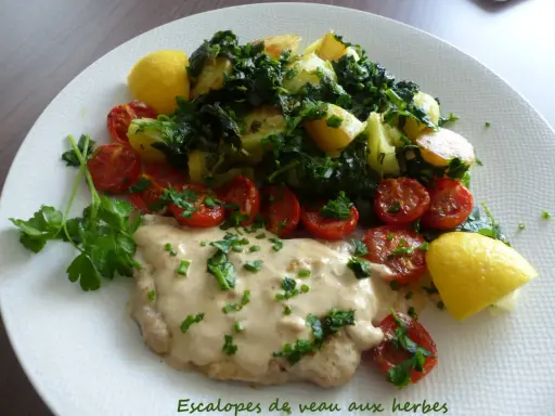 Escalope de veau crémeuse, accompagnée de pommes de terre sautées, tomates cerises rôties et quartiers de citron.