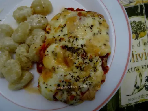 Escalope de veau parmigiana, une recette italienne savoureuse, servie avec des gnocchis.