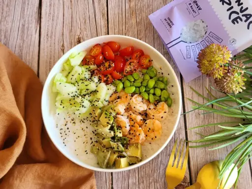 Délicieuse recette salade asiatique : riz, crevettes, avocat, concombre, tomates cerises et edamame, parsemée de graines de sésame.
