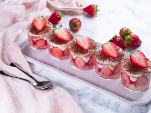 Délicieux tiramisu fraise, léger et aérien, préparé avec 500g de mascarpone. Parfait pour un dessert fruité.