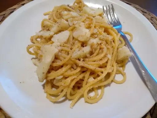 Spaghetti avec chou-fleur, une recette italienne simple et savoureuse. Les pâtes sont mélangées à des morceaux de chou-fleur tendres et assaisonnées.