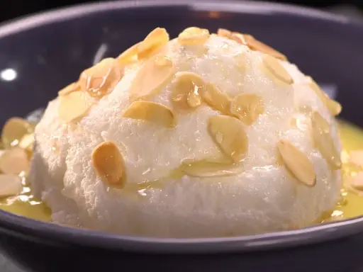 Un nuage aérien d'oeufs à la neige, parsemé d'amandes effilées, baignant dans une crème anglaise onctueuse.