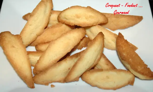Une pile de biscuits dorés, croquants et fondants, comme des petites pâtes de loup gourmandes.