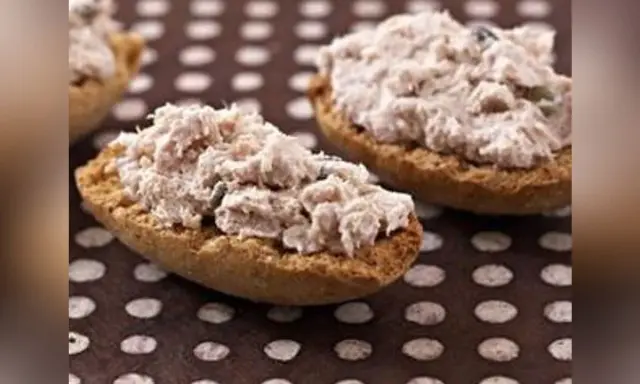 Petits toasts garnis de rillettes de maquereau, parfaits pour un apéritif savoureux.