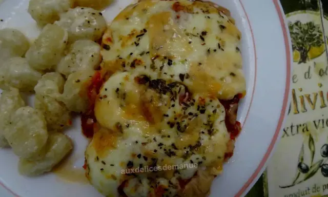Escalope de veau parmigiana, une recette italienne savoureuse, servie avec des gnocchis.