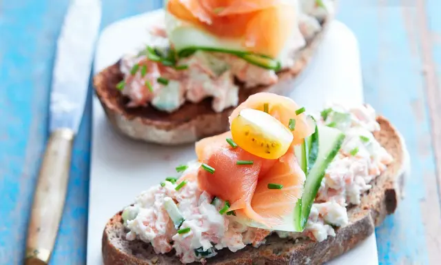 Tartines de rillettes de saumon, garnies de concombre, tomate cerise et ciboulette. Un délice frais et coloré.