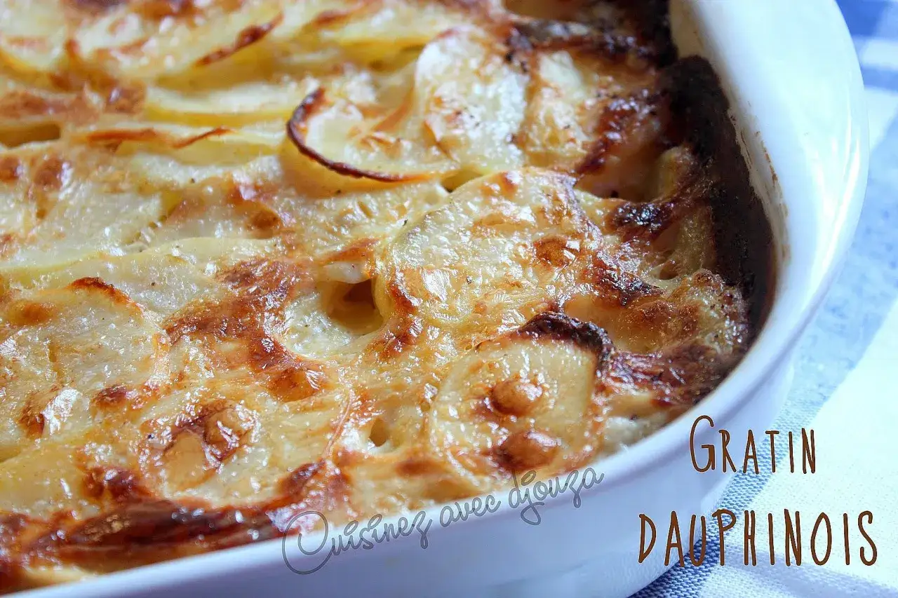 Un gratin dauphinois doré et crémeux, prêt à être dégusté.