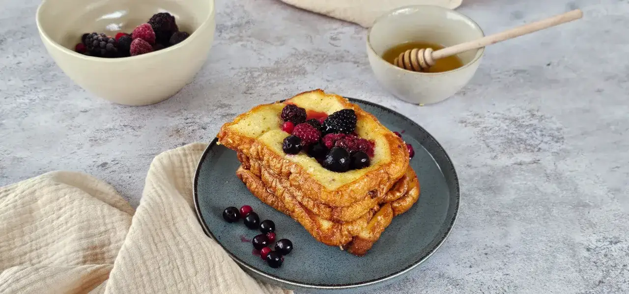 Un d&eacute;licieux pain perdu brioche garni de fruits rouges frais et d'un filet de miel. Un r&eacute;gal pour le petit-d&eacute;jeuner.