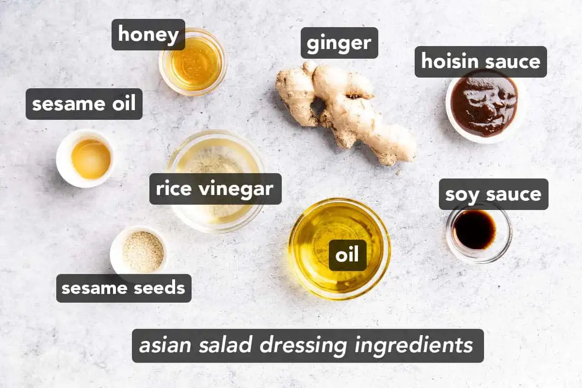 Ingr&eacute;dients pour une vinaigrette de recette salade asiatique : miel, huile de s&eacute;same, vinaigre de riz, gingembre, sauce hoisin, sauce soja, huile, graines de s&eacute;same.