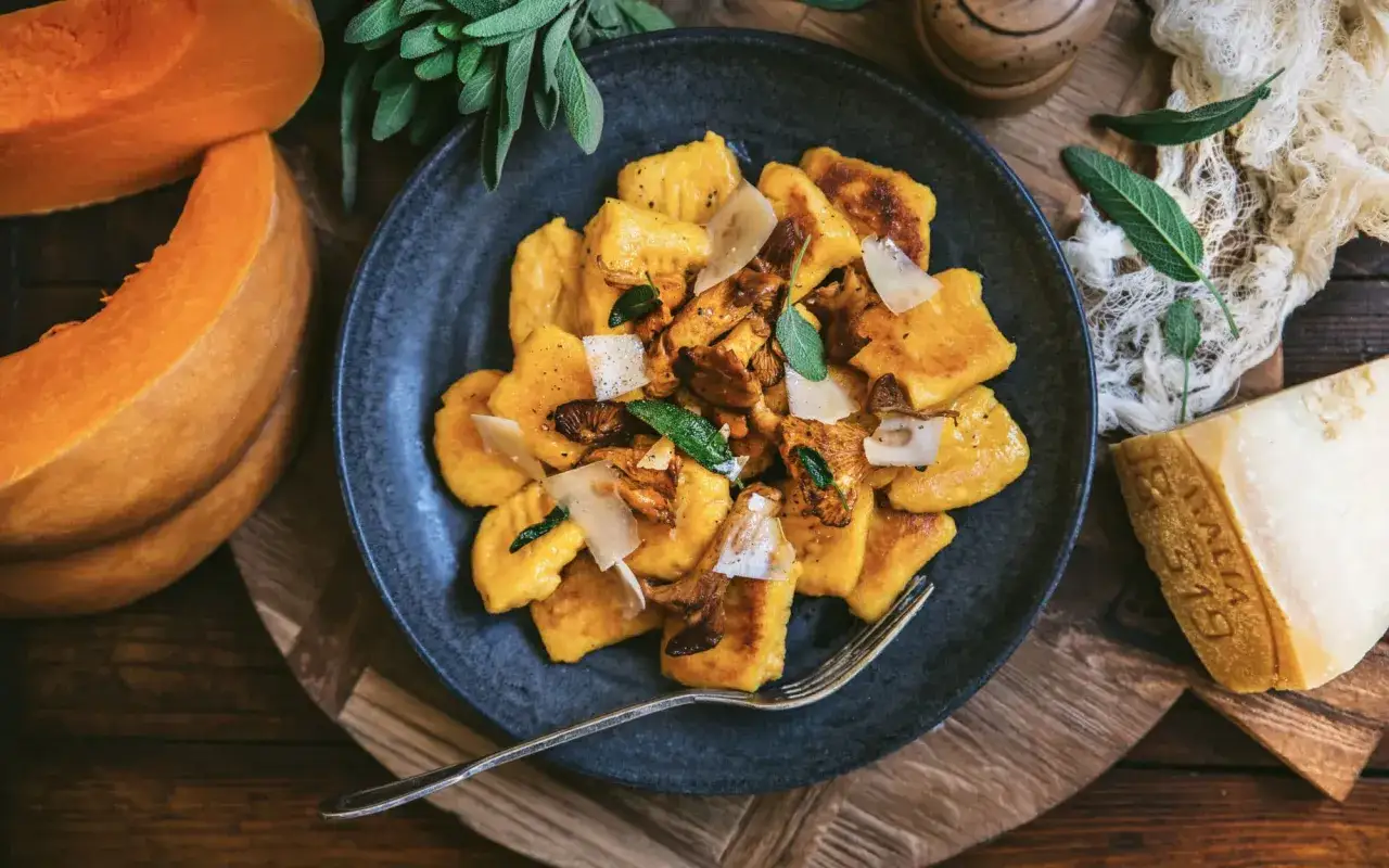 Gnocchis &agrave; la courge butternut, sauce aux champignons et copeaux de parmesan. Une assiette gourmande et automnale.